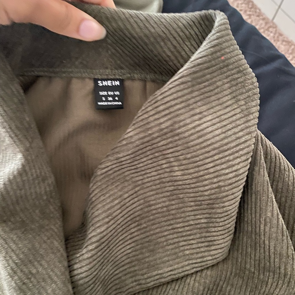 Cute olive cropped shirt/jacket